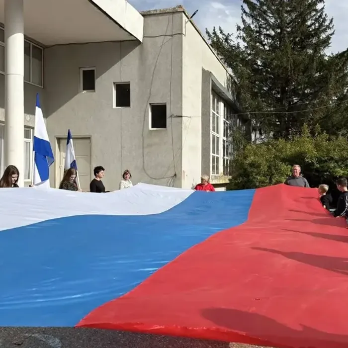 В Павловке развернули флаг России в преддверии Дня воссоединения