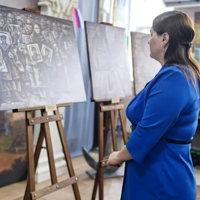 «Ты — женщина, и этим ты права»: в Геническе открылась выставка о вечном источнике вдохновения